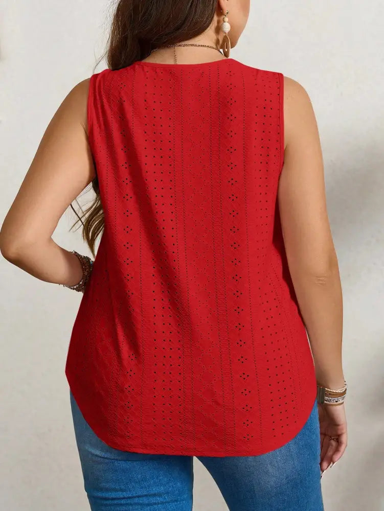 Blusa Elegante Com Bordado Vazado E Decote Quadrado Gilma. Plus Size Tank Tops & Camis