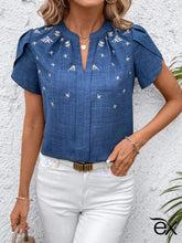 Blusa Elegante com Detalhes Bordados e Decote Discreto Lexi