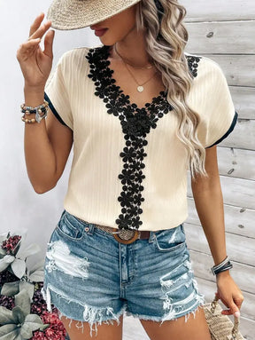 Blusa Elegante Com Detalhes Florais E Acabamento Contrastante Noelle Camisa Feminina