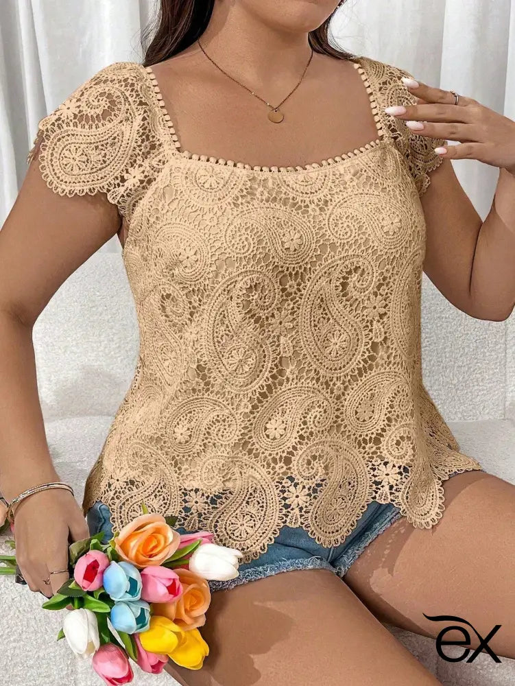 Blusa Elegante de Renda com Decote Quadrado e Detalhes Vazados Arabella. Plus Size