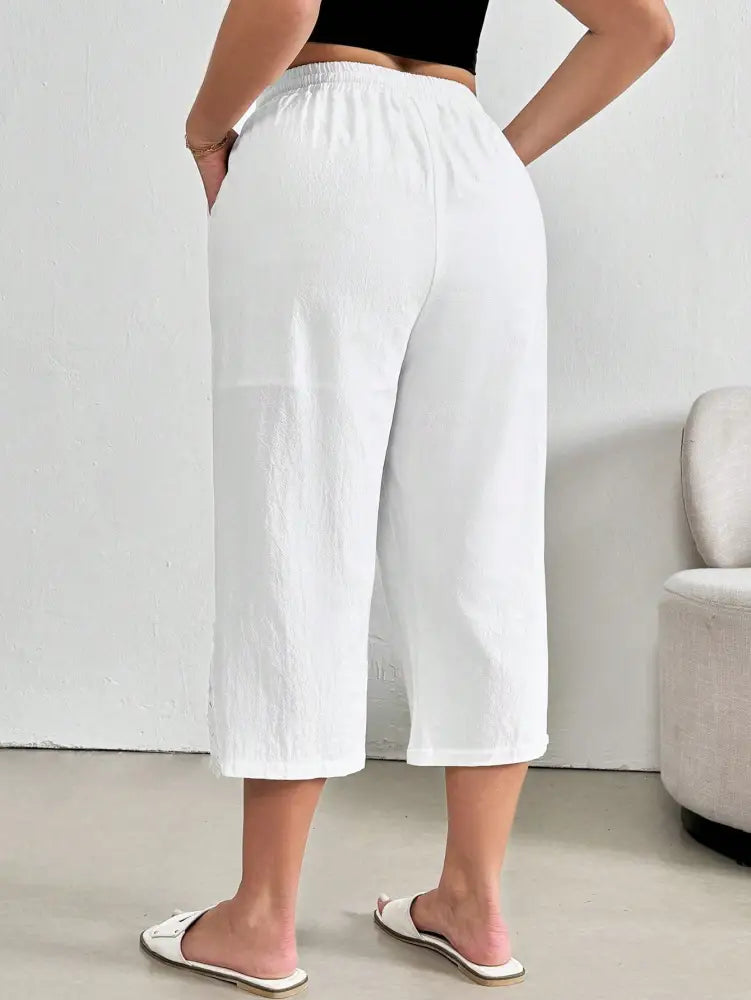 Calça Capri Com Bordado De Ilhós E Cintura Alta Valerie. Plus Size Calças