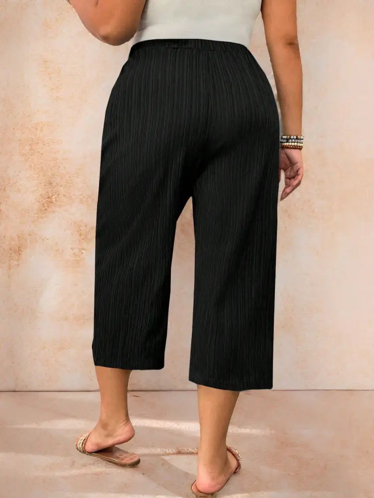 Calça Capri De Tecido Leve Com Detalhes Elegantes Luciana. Plus Size Calças