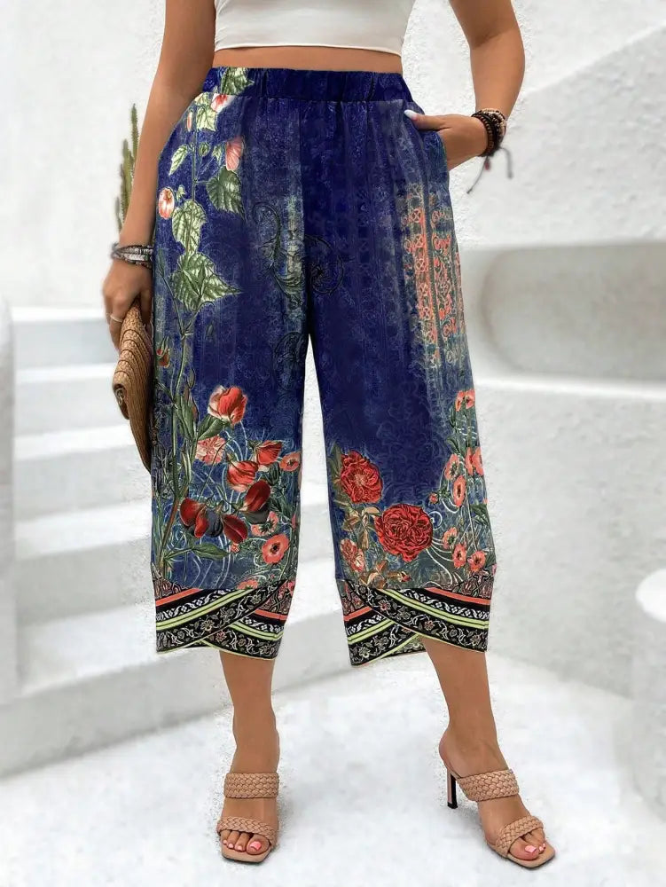 Calça Cropped Feminina Com Estampa Floral E Tribal Em Estilo Boho Natalia. Plus Size Azul / Gg