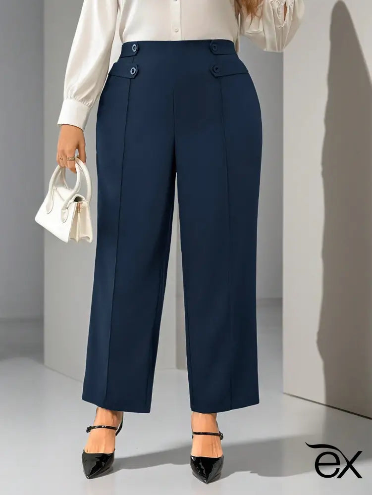 Calça Feminina de Perna Reta com Botões Decorativos e Zíper Ingrid. Plus Size