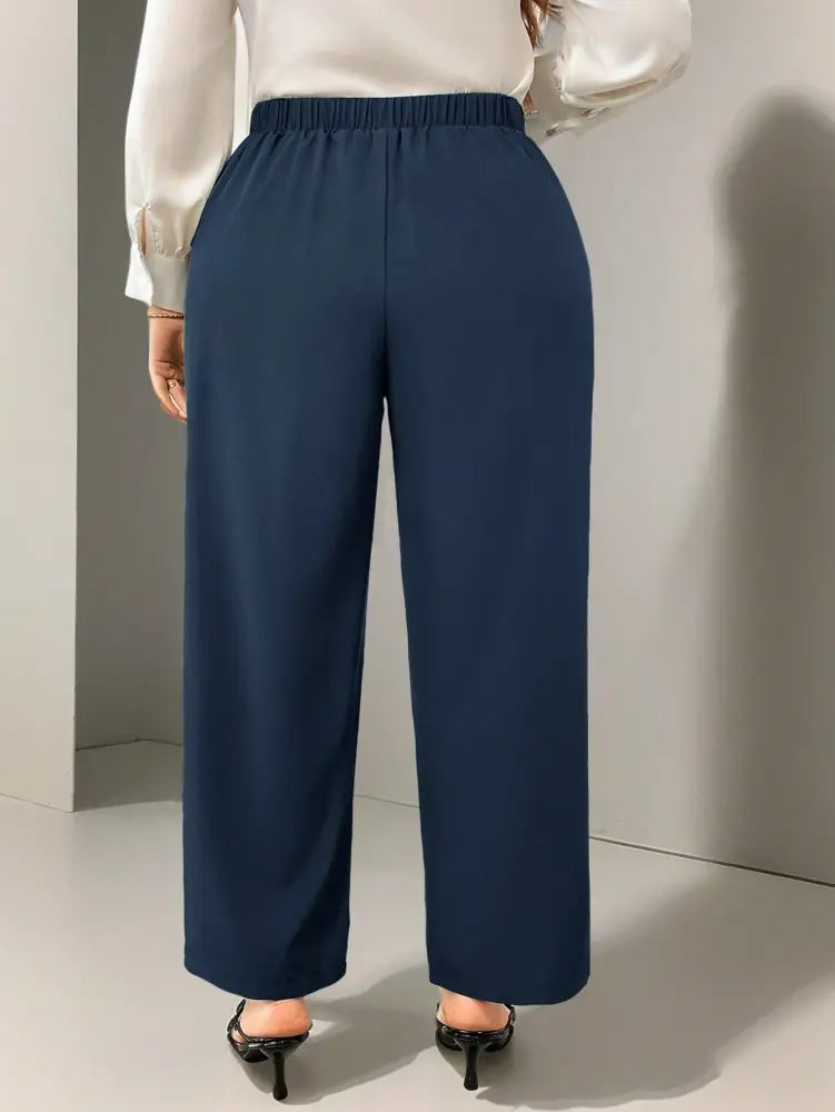 Calça Feminina De Perna Reta Com Botões Decorativos E Zíper Ingrid. Plus Size Calças