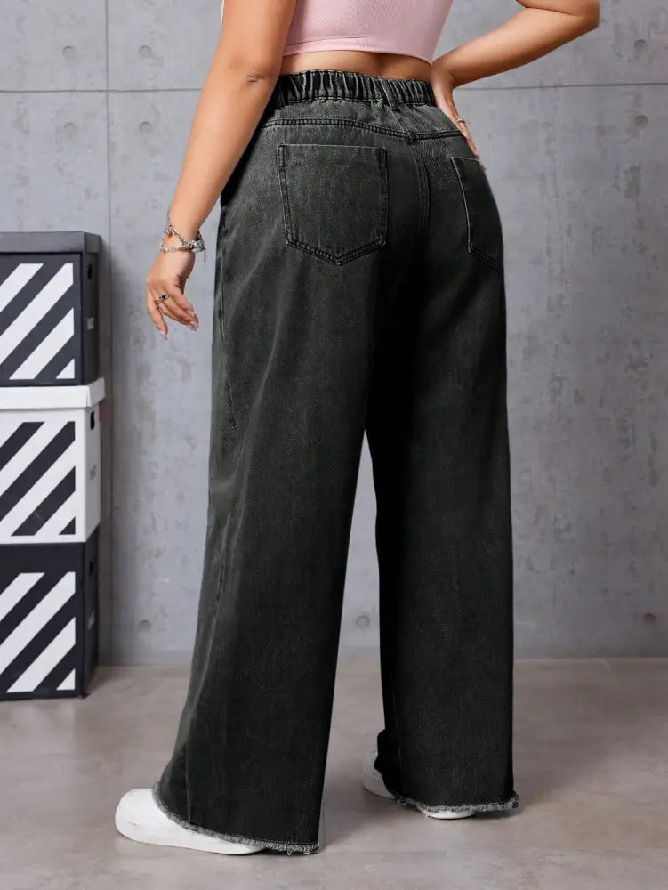 Calça Jeans De Perna Reta Com Bolsos E Detalhe Desfiado Yianna. Plus Size