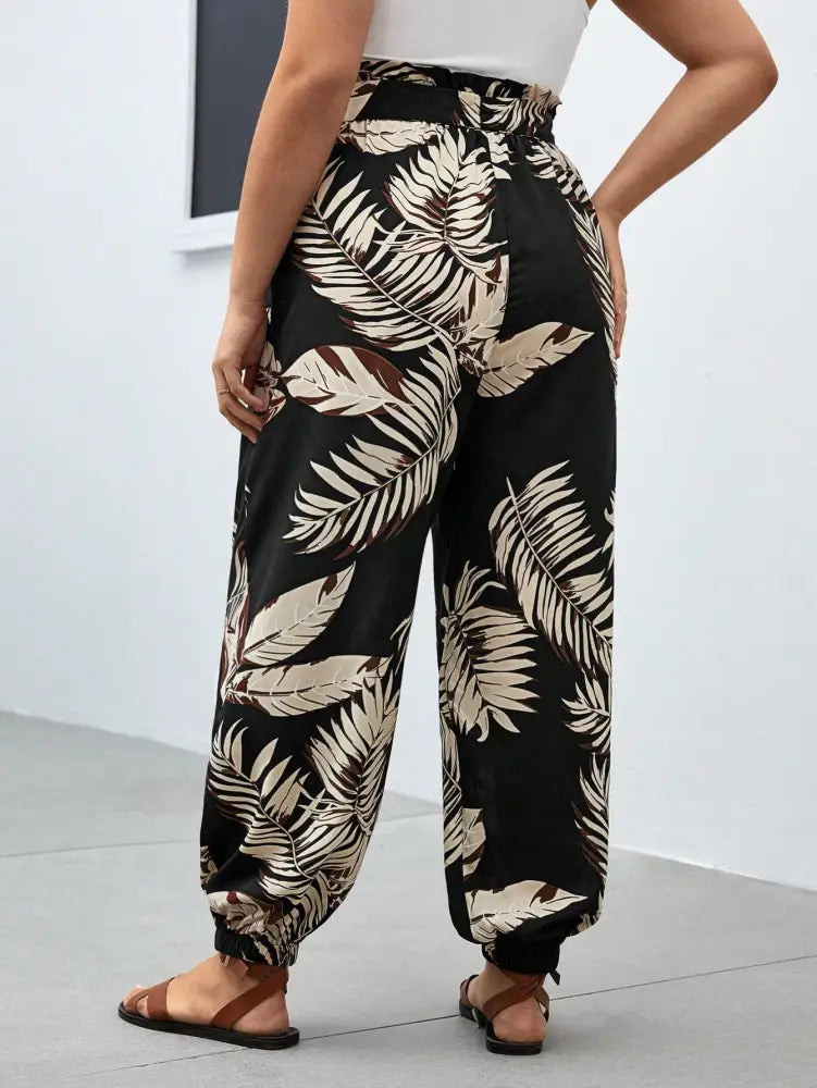 Calça Jogger Feminina Com Estampa Tropical E Cintura Franzida Yesenia. Plus Size Calças