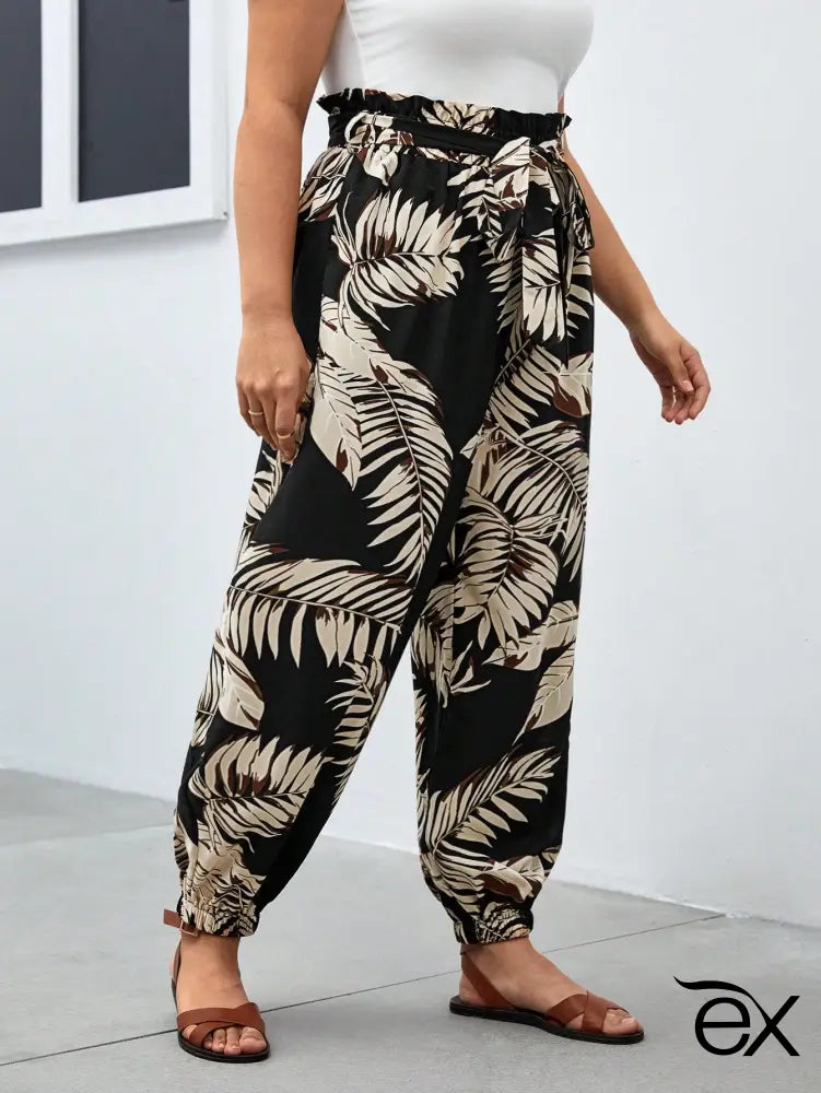 Calça Jogger Feminina com Estampa Tropical e Cintura Franzida Yesenia. Plus Size