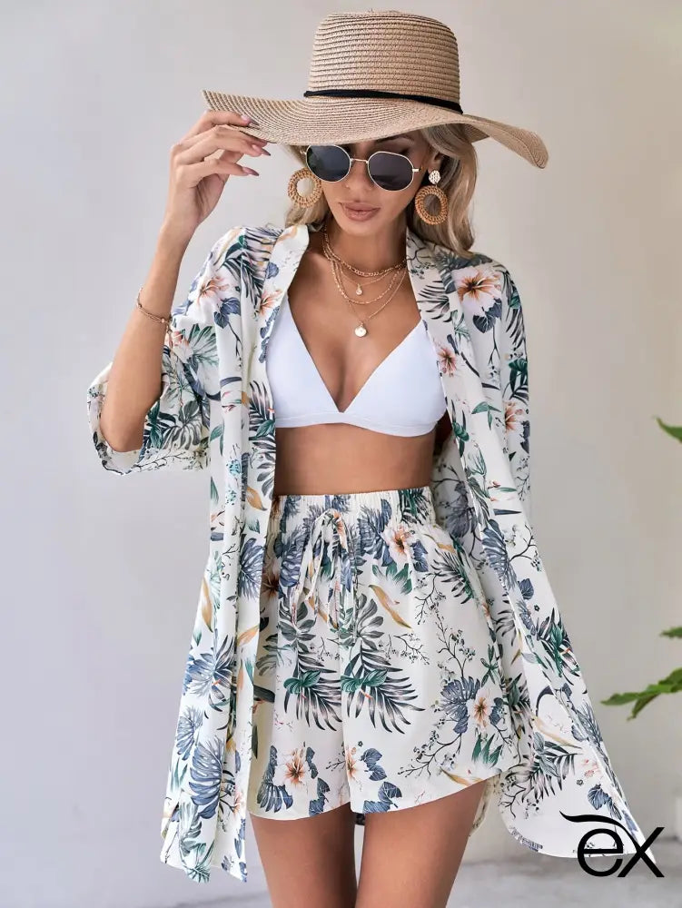 Conjunto de Duas Peças com Estampa Tropical, Blusa de Ombro Caído e Shorts com Amarração, Emery