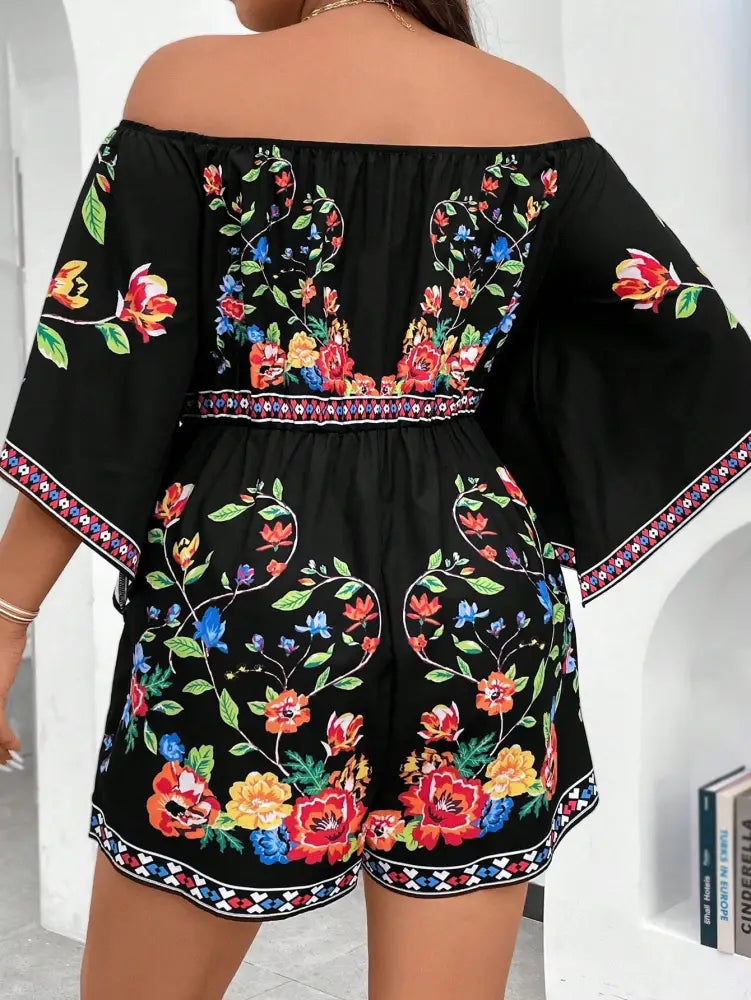 Macaquinho Ombro A Com Estampa Floral Vibrante Bella. Plus Size Macacões Size