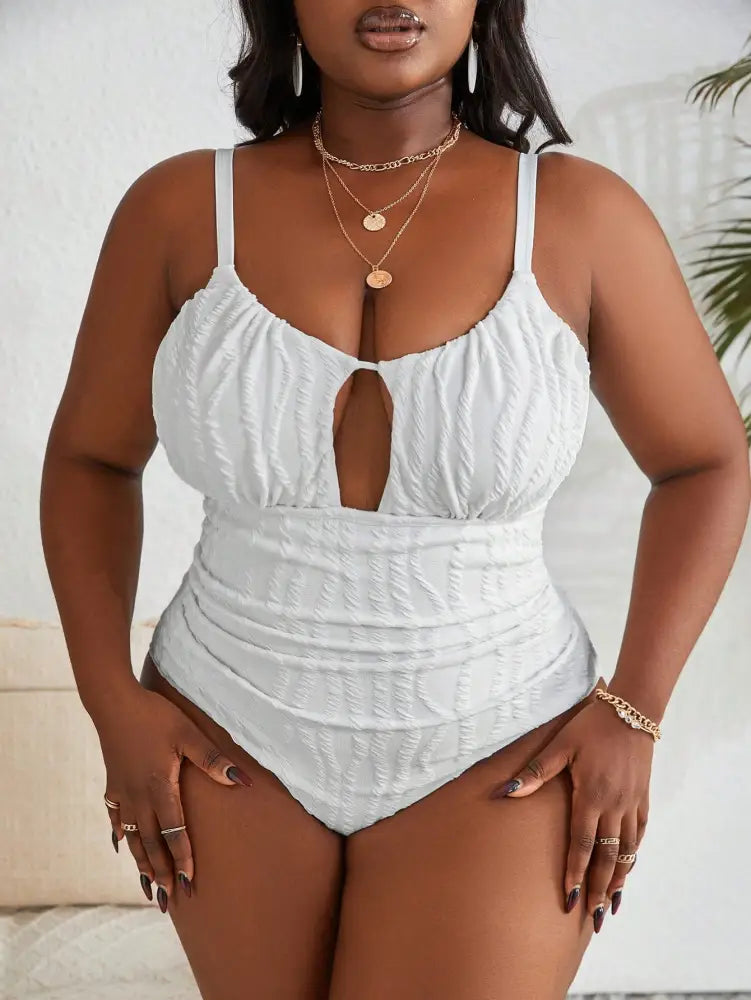 Maiô Branco Com Textura E Recorte Frontal Ana. Plus Size Uma Peça Size