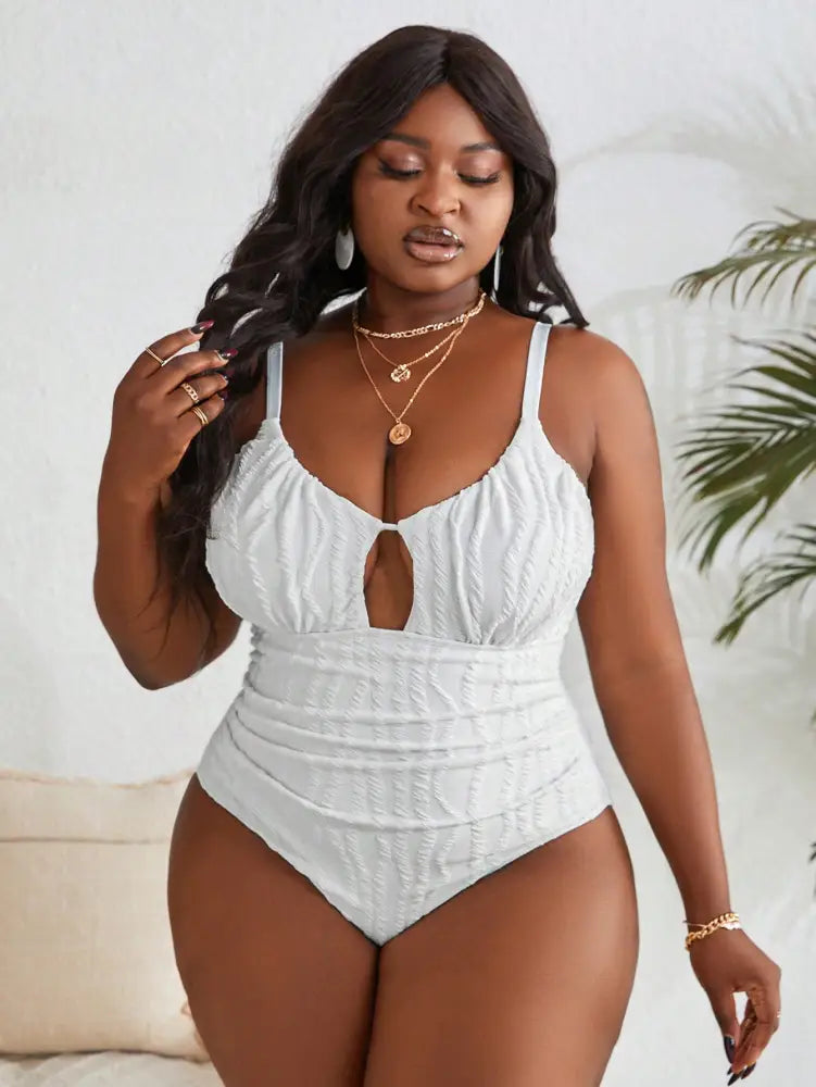 Maiô Branco Com Textura E Recorte Frontal Ana. Plus Size Uma Peça Size