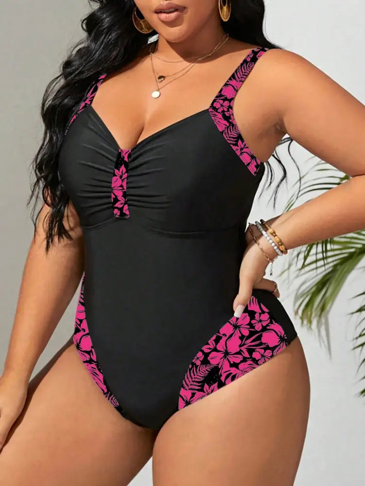 Maiô Com Detalhes Florais E Decote Franzido Vivian. Plus Size Uma Peça