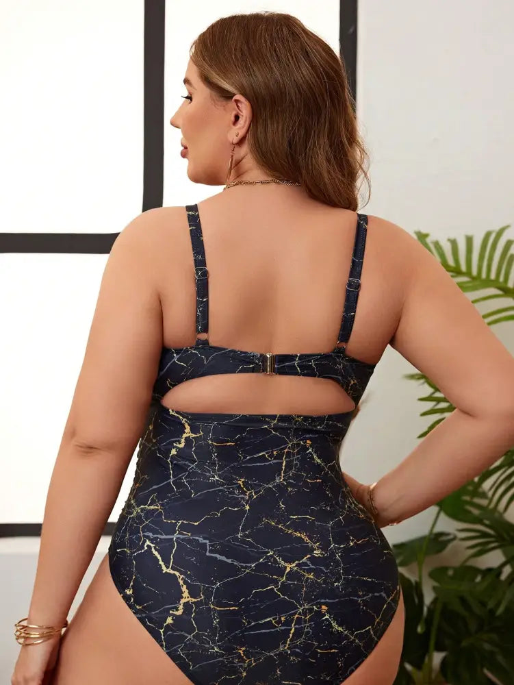 Maiô Com Estampa Marmorizada Dourada E Detalhe De Corrente Julieth. Plus Size Uma Peça Size