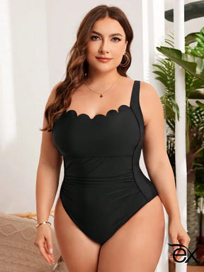 Maiô Preto com Decote Ondulado e Detalhe Drapeado Thaysa. Plus Size