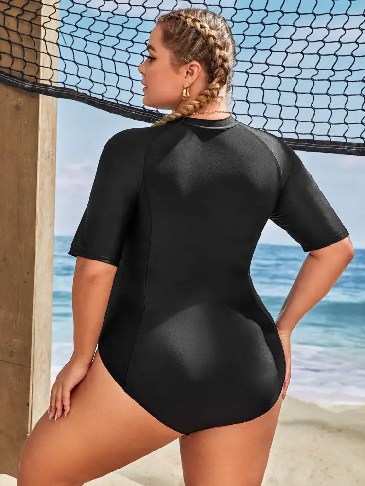 Maiô Preto Com Mangas Curtas E Zíper Frontal Laura. Plus Size Body De Natação Size